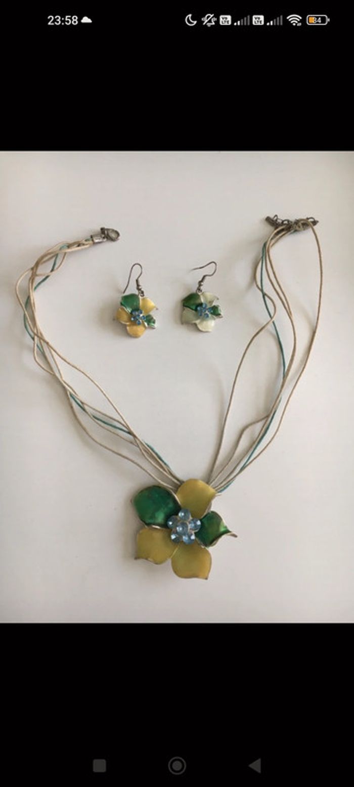 Parure collier et boucles d'oreilles pendantes fleurs et strass