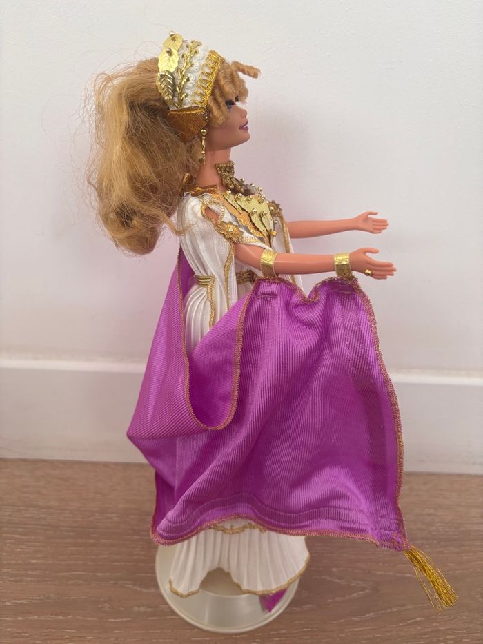 Poupée Barbie de collection Goddess grecque 1996 avec son support de présentation - photo numéro 3