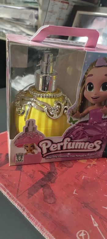 Poupée flacon jaune Cloé neuf 3 ans