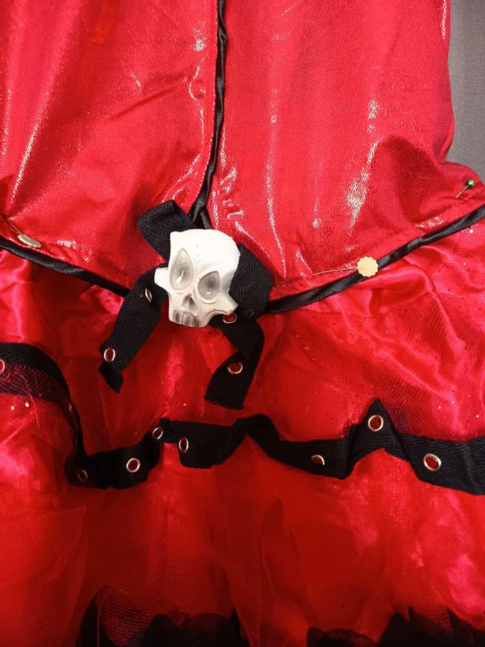 Costume enfant . Diablesse. les dimensions. Car je trouve bizarre la taille qu'ils mettent - photo numéro 3