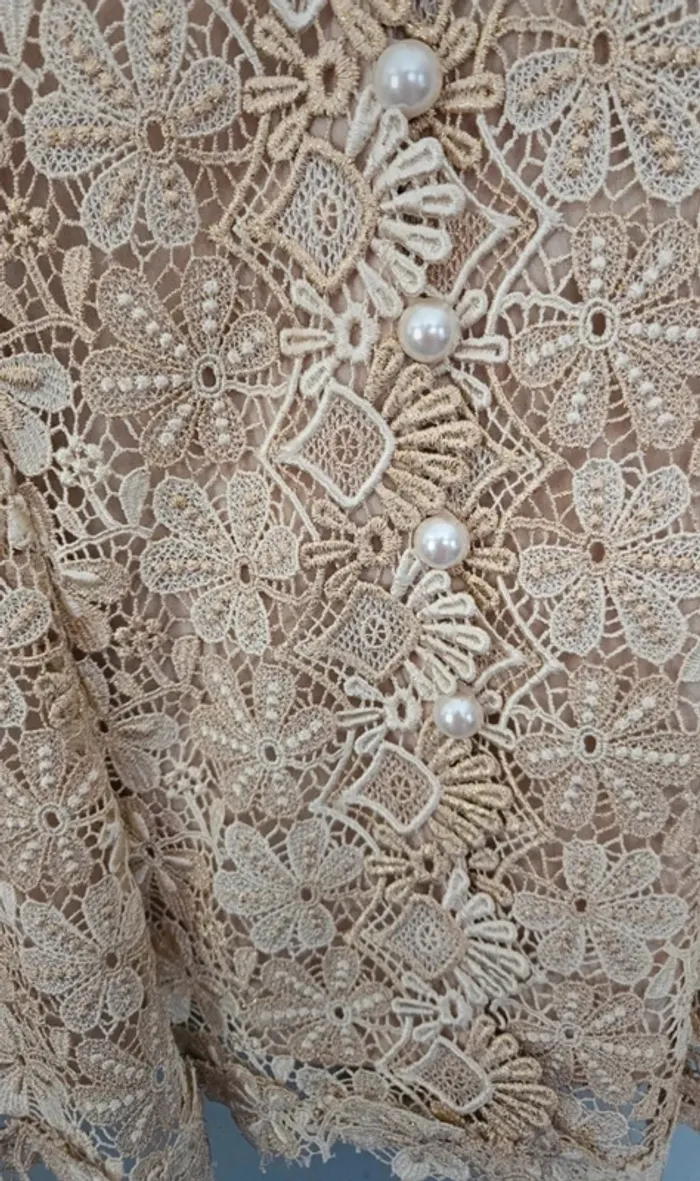 Blouse dentelle romantique- boutons perles - T50/52 - photo numéro 3