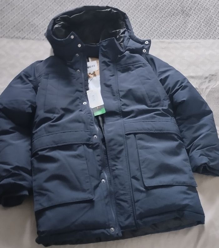 Manteau Hugo Boss neuf taille 10 ans