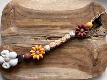 Attache tétine florale avec prénom 