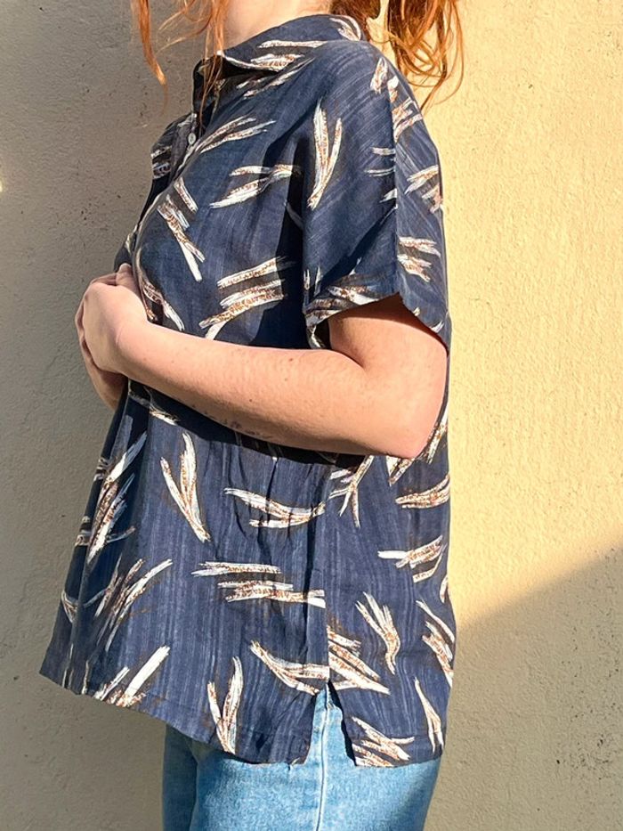 Blouse col chemise bleu marine avec traits blanc et marron. - photo numéro 6
