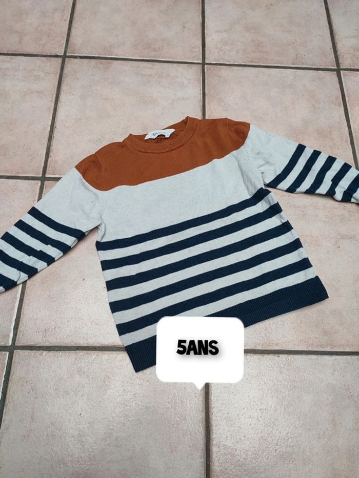 Pull marron rayé blanc et marine