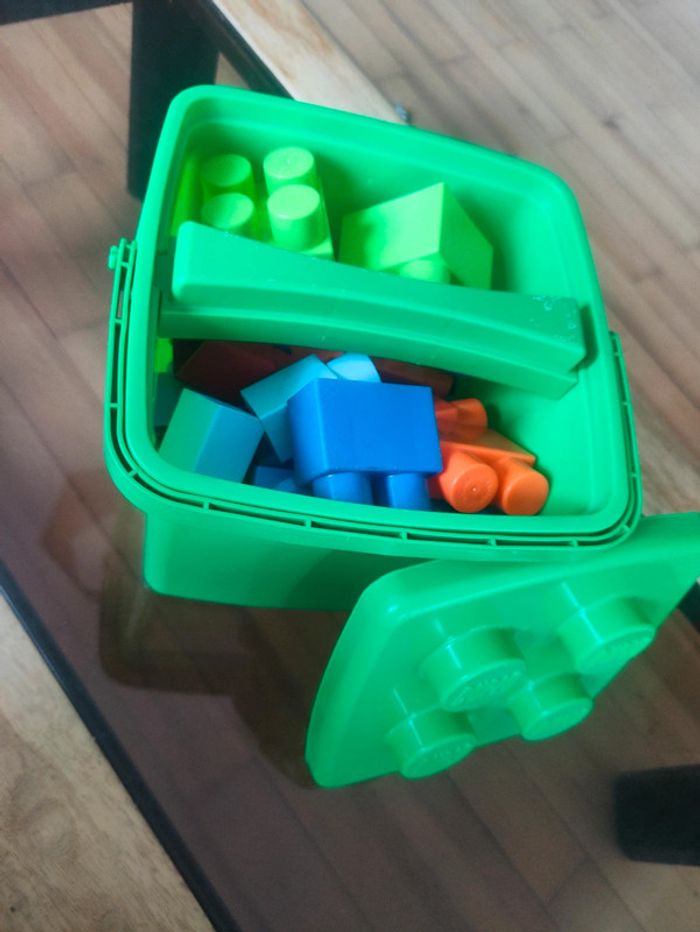 Seau plein de Blocs de constructions - photo numéro 7