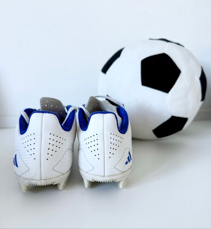 Chaussures football Taille 33 Adidaz - photo numéro 3