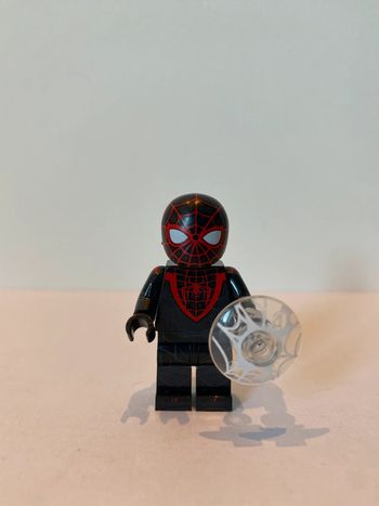 Figurine type lego Spiderman noir. Marvel