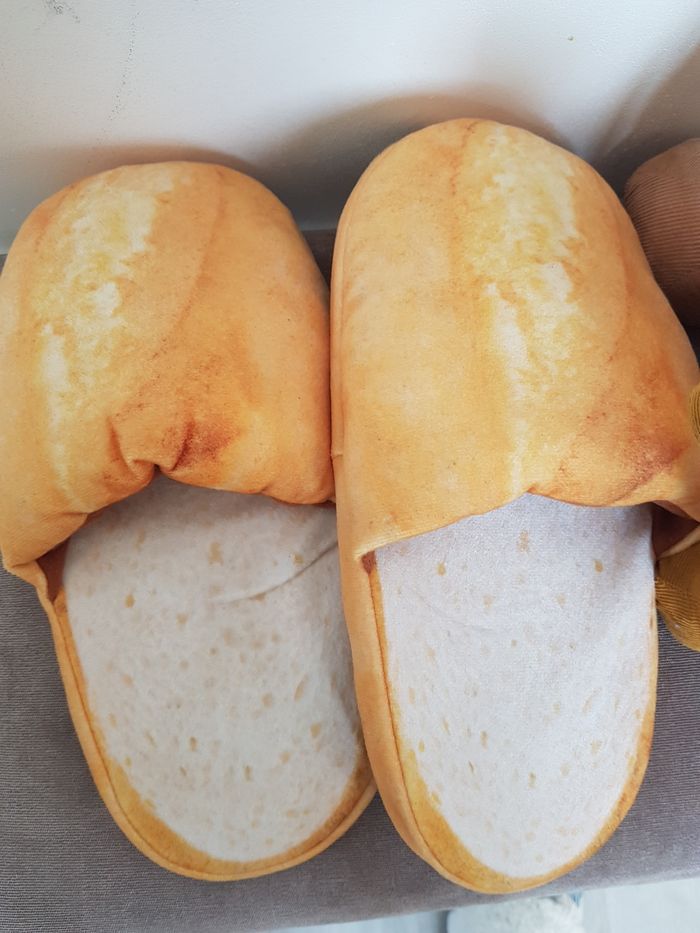 Chaussons jaunes motif pain, neufs sans étiquette. Pointure 39, 25cm de long à l'intérieur.