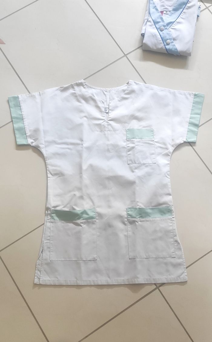 Lot de blouses médicales - photo numéro 2