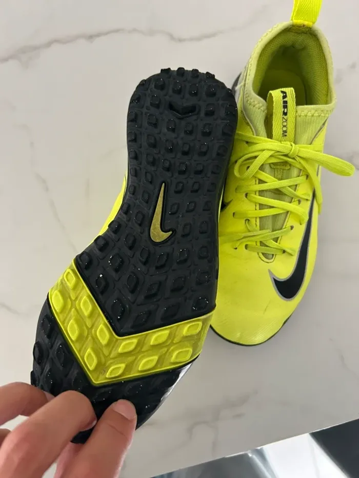Basket de foot synthétique Nike taille 35.5 - photo numéro 4