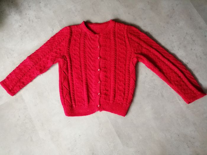 Gilet rouge tricoté main 6/12 ans