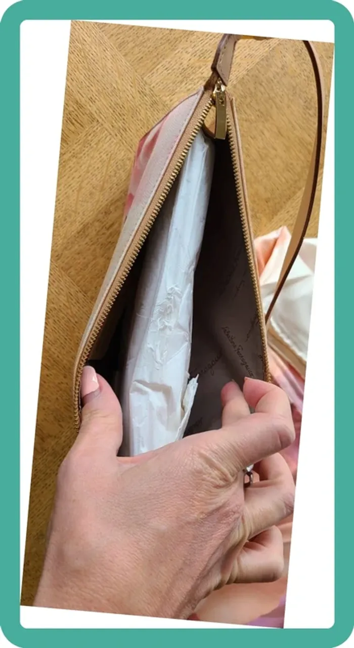 Sac pochette Ferragamo et carré de soie - photo numéro 3