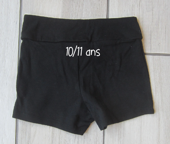 Short gymnastique de coloris noir