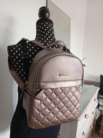 Sac à dos avec rivets. Carla Faustine