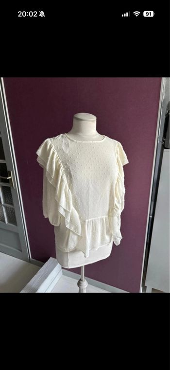 Blouse à petit pois et volants fermeture bouton cou manche mi longue transparente