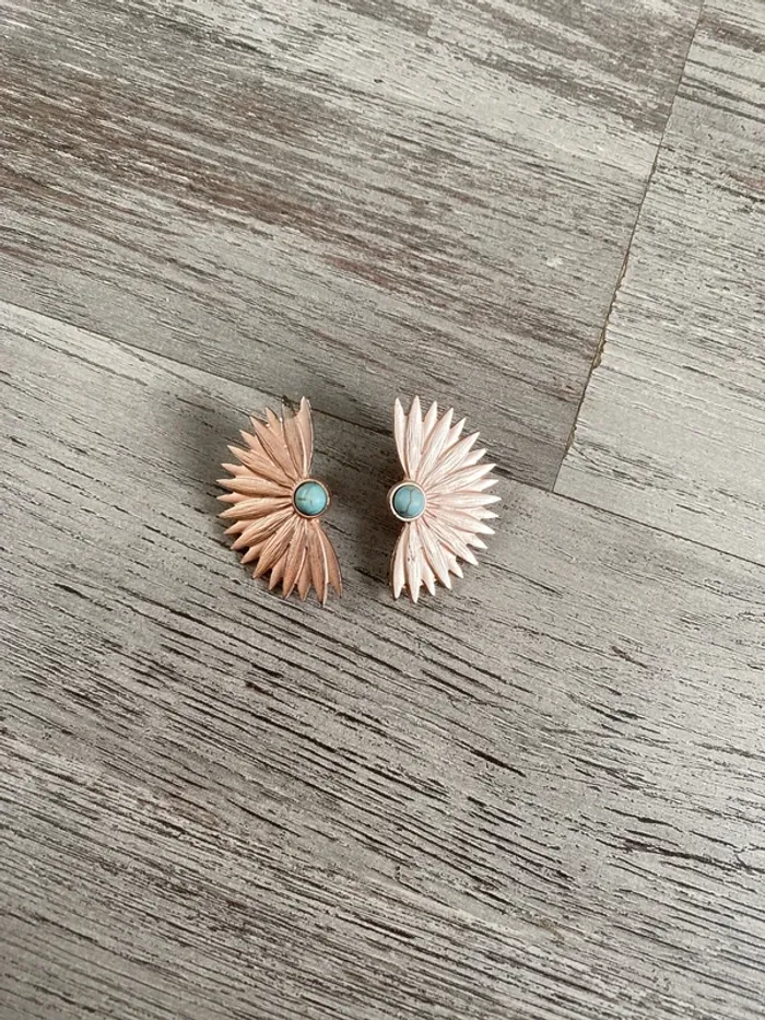 Boucles d’oreilles dorées et pierre bleue