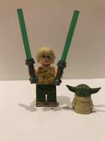 Figurine type lego Jedi Luke Skywalker enfant et Grogu Star Wars