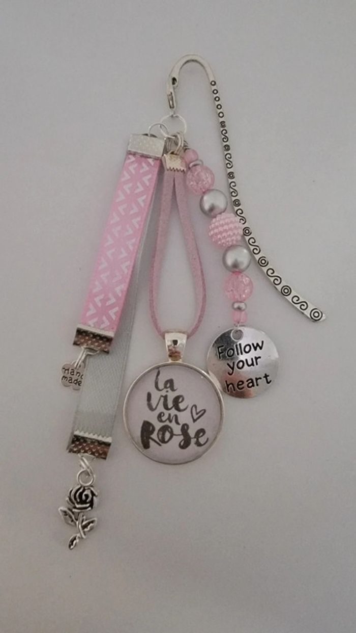 Cadeau pensées positives, bijoux de sac ou marque page " la vie en rose "