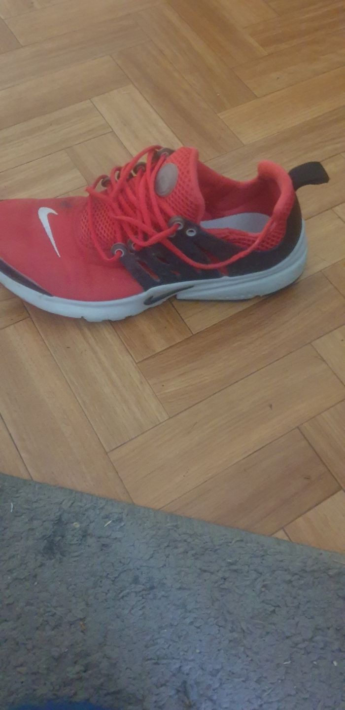 Chaussures à marche Nike bon état - photo numéro 4