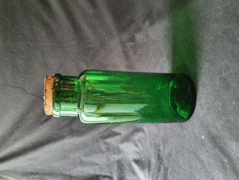 Ancien grand pot bocal en verre soufflé vert avec bouchon en liège H 31,5