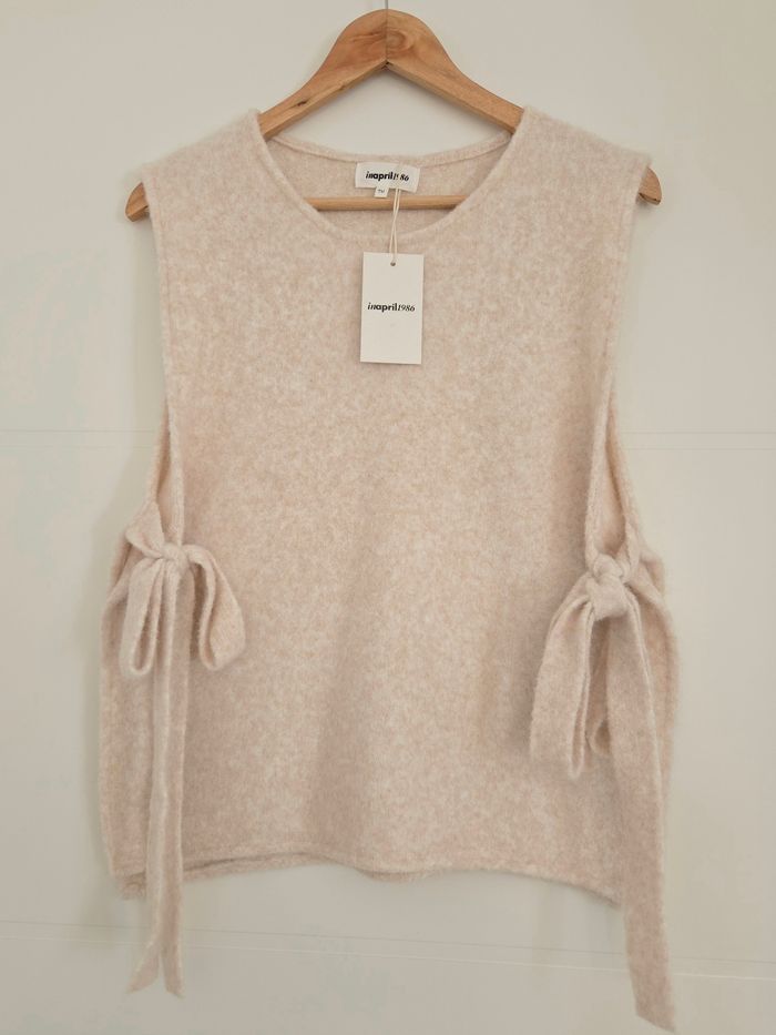 Pull sans manche In April 1986 beige