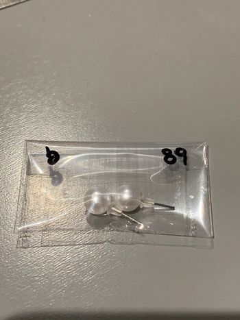 Boucles d’oreilles Adopt’ n•89 Perles boules blanc  Structures tiges + fermoirs argentés  Bijoux