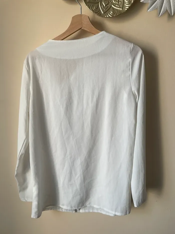 Blouse blanche boutons dorés - photo numéro 4