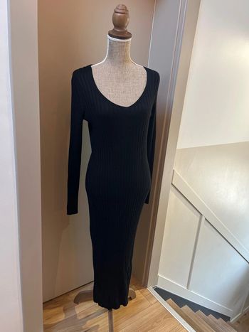 Robe longue noire avec fente sur le côté