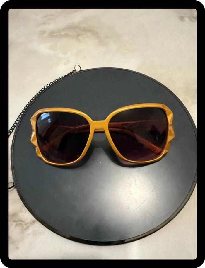 Lunette de soleil dorée