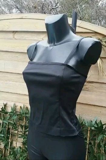 Bustier cintré en satin noir de H&M.