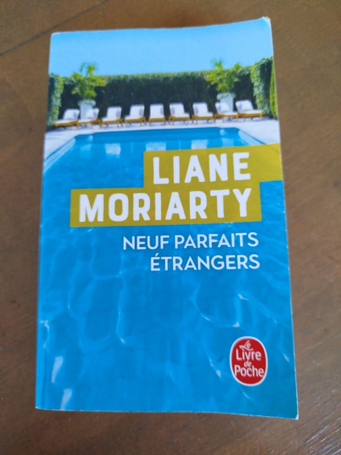 Neuf parfaits étrangers