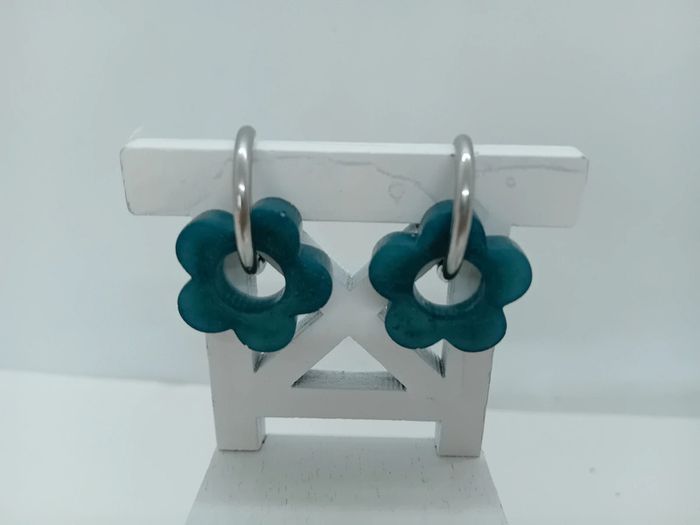 Boucles d'oreilles anneaux fleurs résine - photo numéro 3