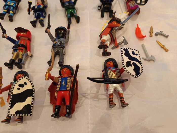 Playmobil ensemble d'environ 20 personnages et accessoires - photo numéro 4
