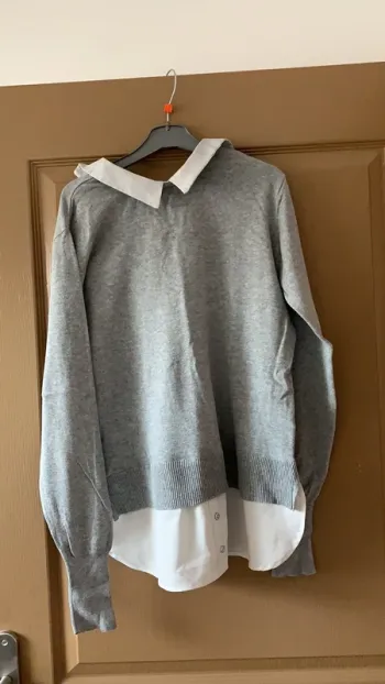 Pull gris à col blanc