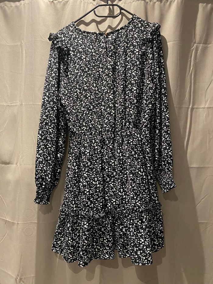 Robe noire et blanche