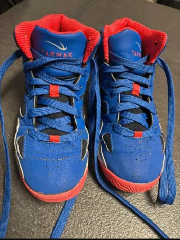 Baskets Tarmak T.35 bleu et rouge – très bon état