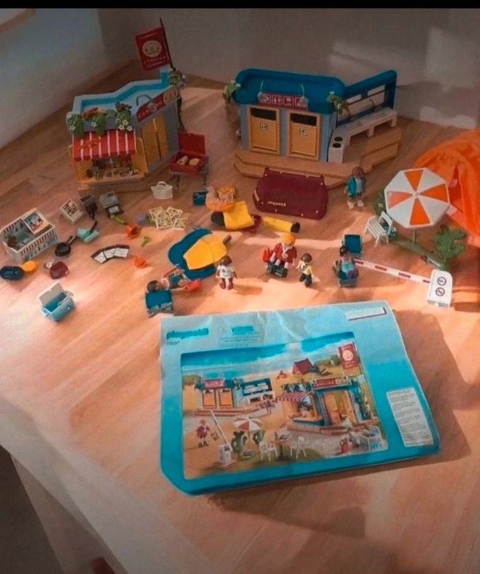 Playmobil le  camping en entier avec accessoires en plus