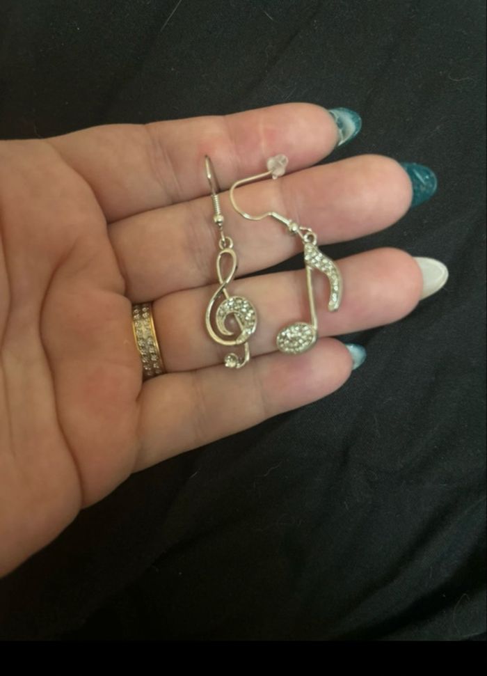 Boucles d’oreilles 🎶 NEUVES pour femme en forme de notes de musique couleur argenté - photo numéro 5