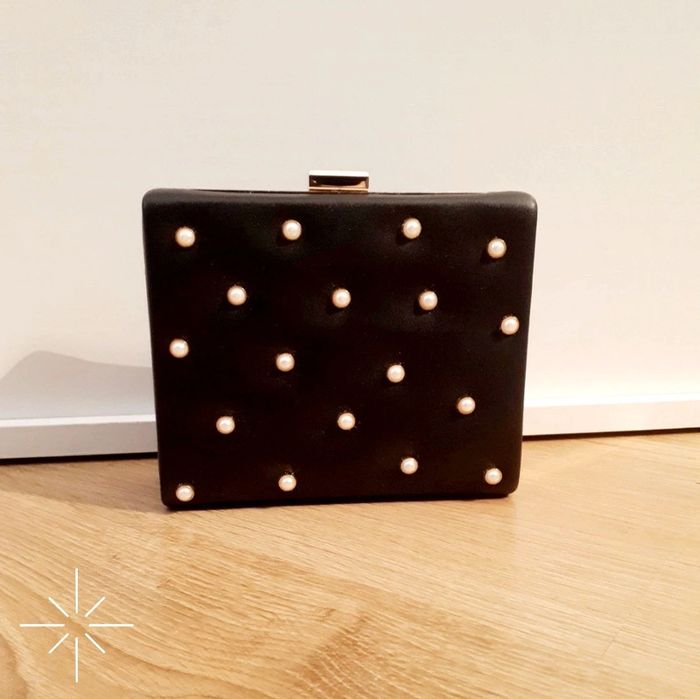 Sac noir et perle blanche rigide bandoulière doré