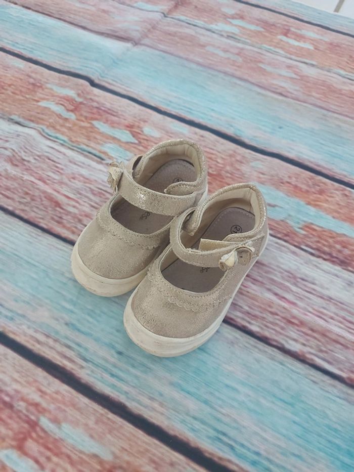 Jolies petites chaussures taille 21 pailletées