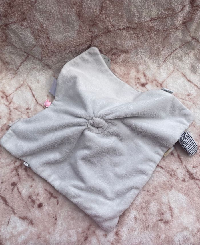 Doudou plat lapin gris blanc Gaby Timeless croix nuage Noukie's - photo numéro 2
