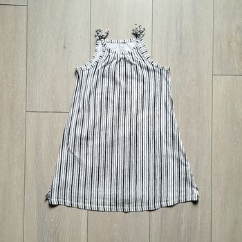 Très jolie robe blanche rayée noir. Fille 5 ans. Marque C&A