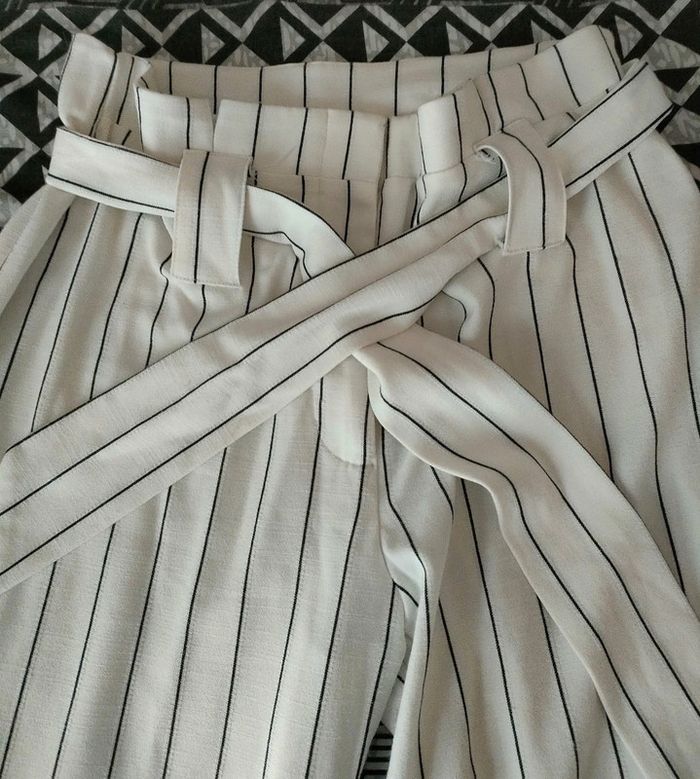 Pantalon femme Kiabi blanc a rayures avec ceinture - photo numéro 2