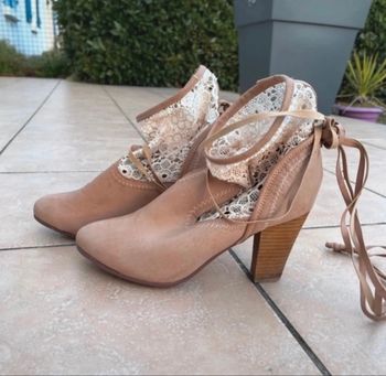Bottine beige avec de la dentelle taille 40 de chez U Collection en bon état