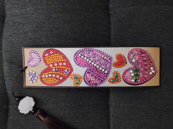 Marque page en cuir et broderie diamant