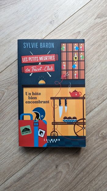 Les Petits Meurtres du Tricot-Club tome 1 Un hôte bien encombrant, de Sylvie Baron