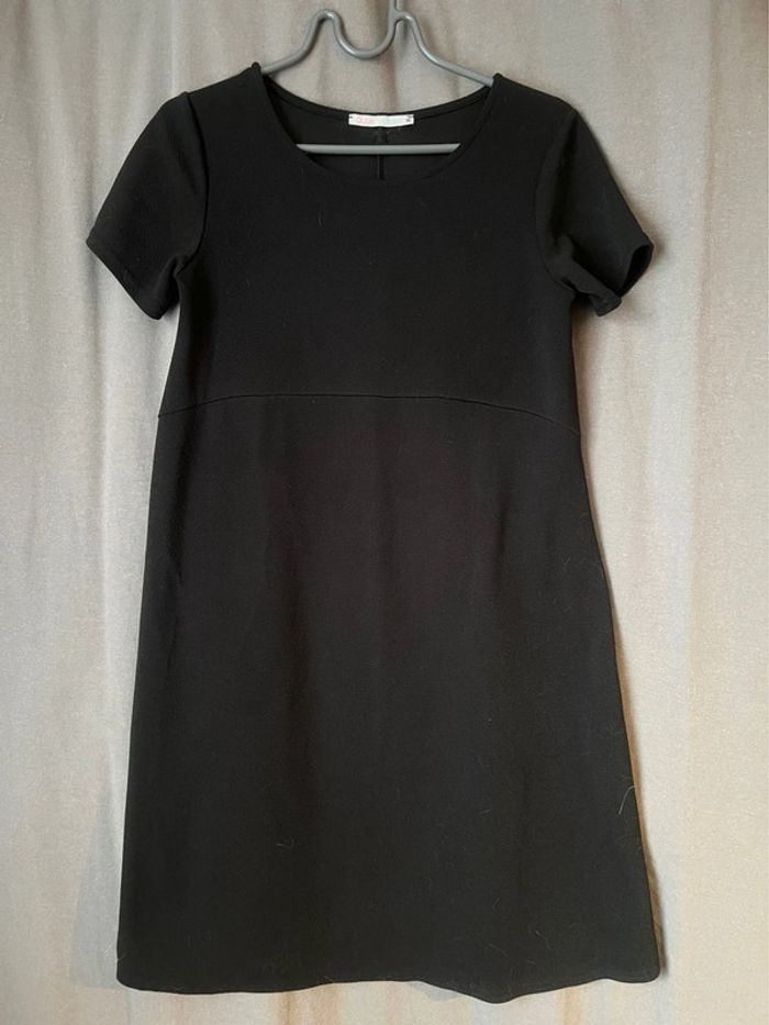 Robe noire avec noeuds dans la dos