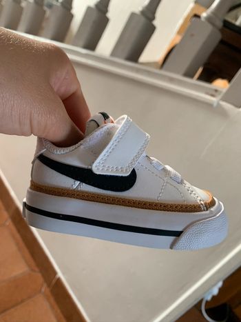Trop mignonne baskets Nike pour bébé