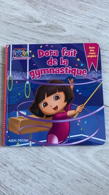 Dora l’exploratrice Dora fait de la gymnastique